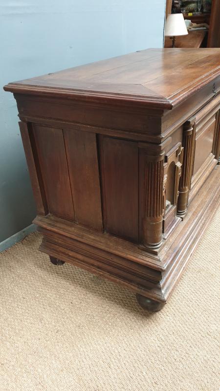 End 17C;th french antique oak trunk