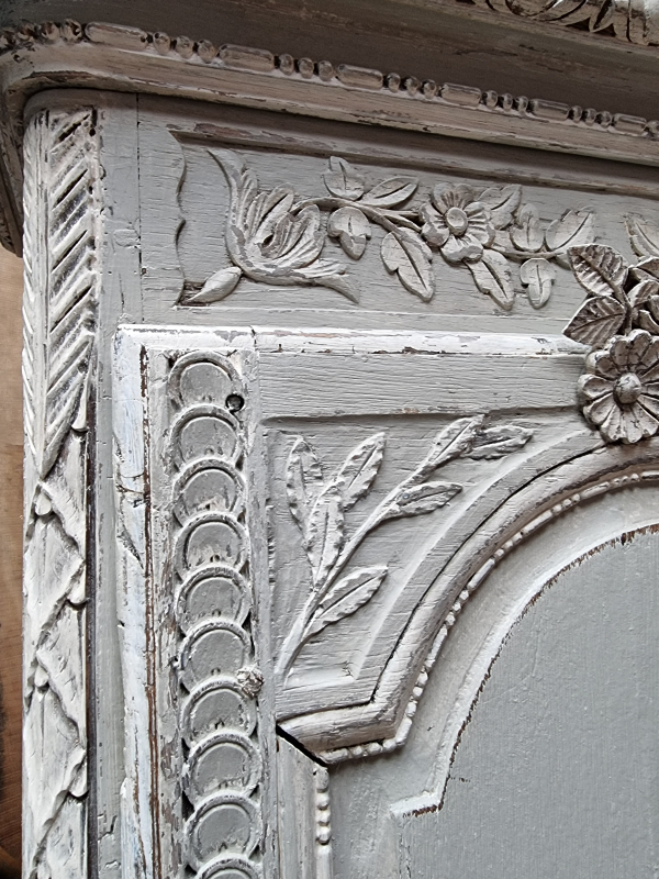 Painted wedding bonnetière