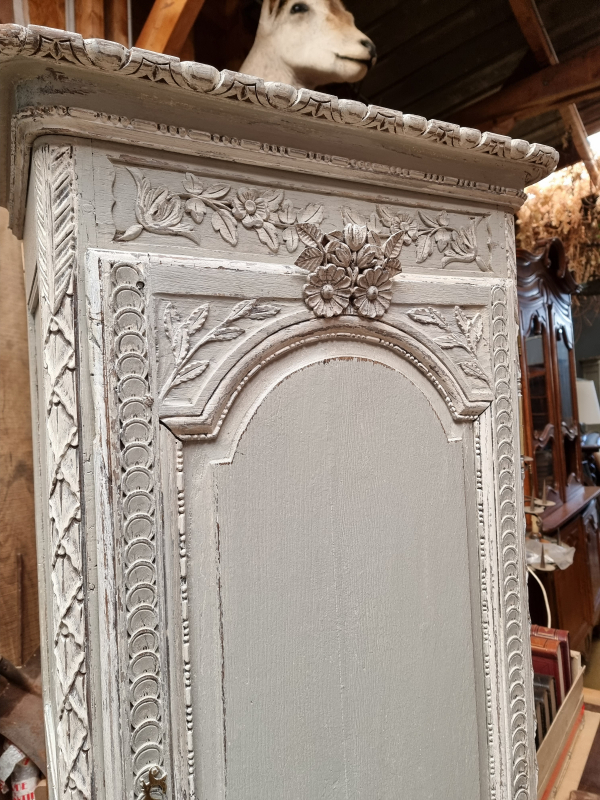 Painted wedding bonnetière