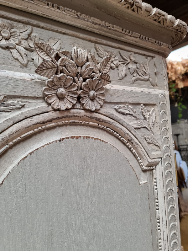 Painted wedding bonnetière