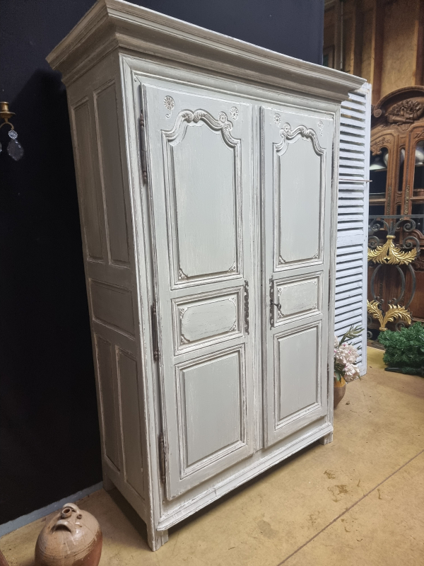 Small 18 C.th painted oak wardrobe