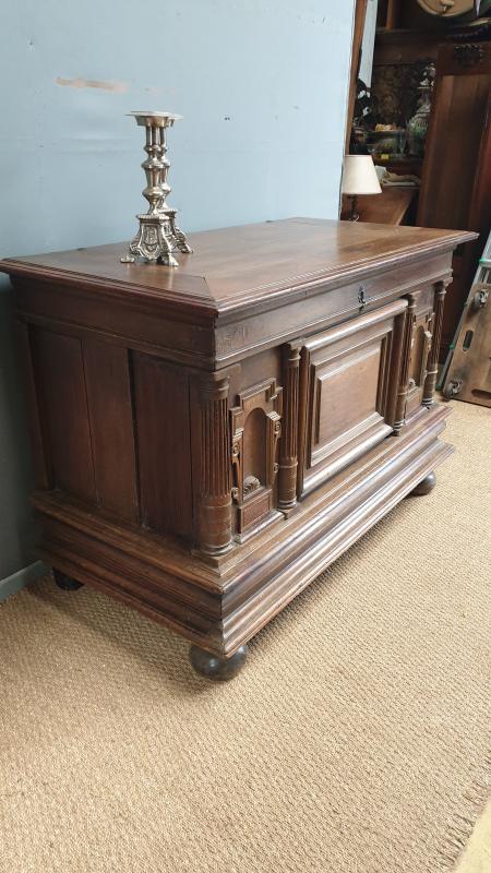 End 17C;th french antique oak trunk